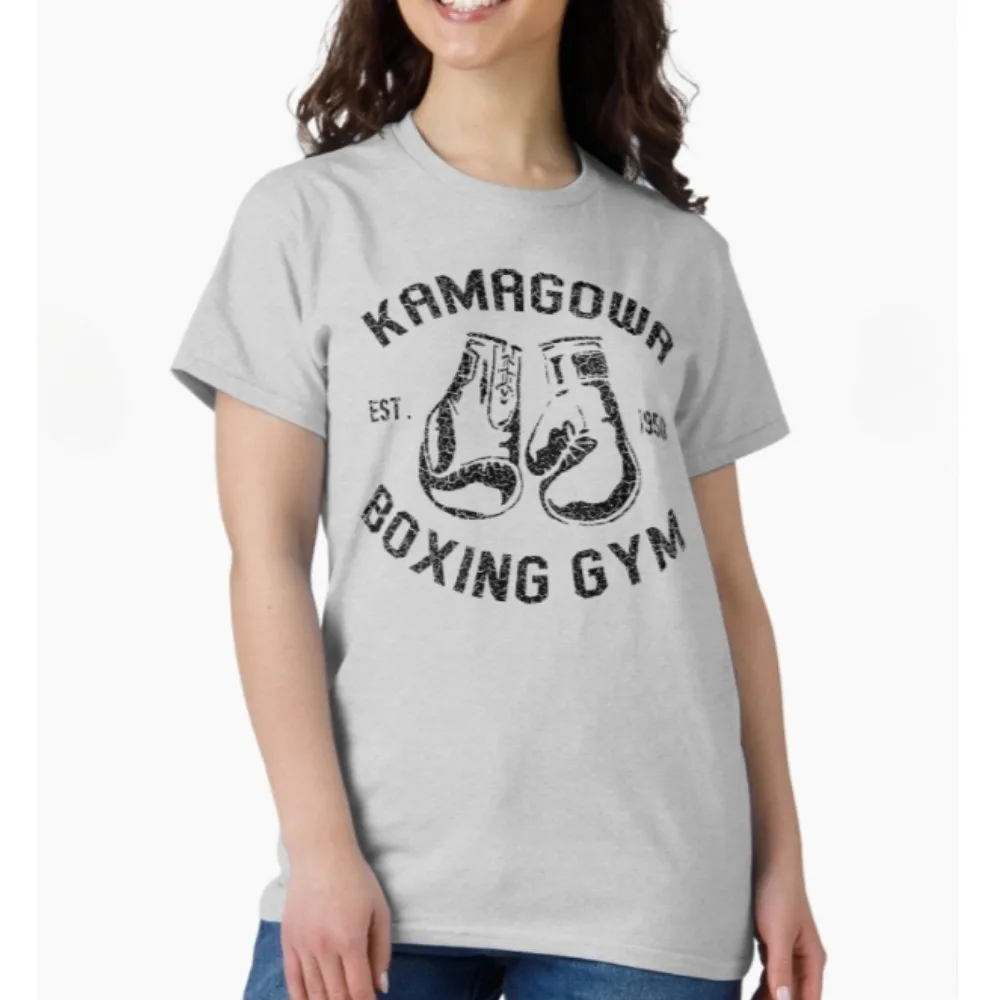 Hajime No Ippo Kamogawa Boxing Gym KBG Tee Merch футболки для женщин и мужчин модная повседневная уличная футболка с короткими рукавами подарок
Hajime No Ippo Kamogawa Boxing Gym KBG Tee Merch футболки для женщин и мужчин модная повседневная уличная футболка с короткими рукавами подарок