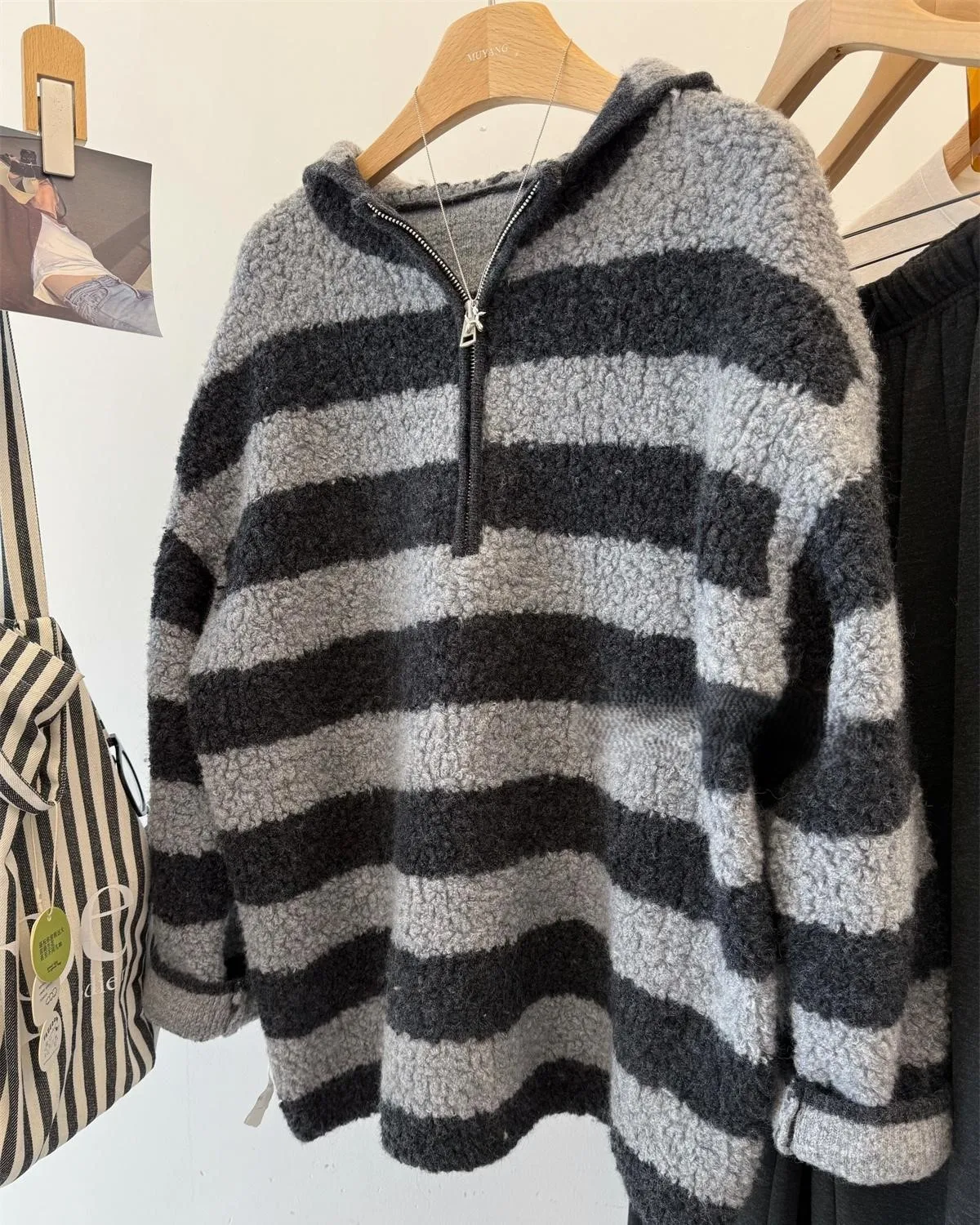 Флисовая толстовка со шляпой, женская короткая весенняя винтажная удобная толстовка с рисунком в американском стиле для отдыха, большие карманы, текстурированная нашивка
Флисовая толстовка со шляпой, женская короткая весенняя винтажная удобная толстовка с рисунком в американском стиле для отдыха, большие карманы, текстурированная нашивка