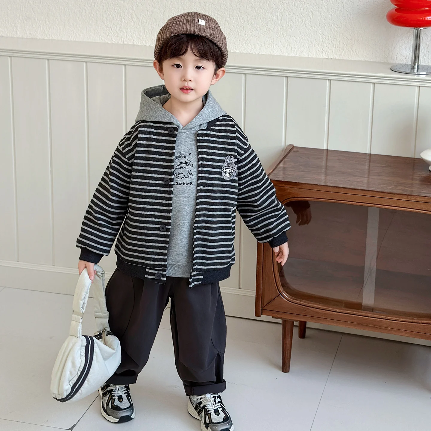 Осенний модный комплект из трех предметов для мальчиков: куртка с длинными рукавами и брюки, милая одежда для маленьких мальчиков, повседневный спортивный костюм
Осенний модный комплект из трех предметов для мальчиков: куртка с длинными рукавами и брюки, милая одежда для маленьких мальчиков, повседневный спортивный костюм