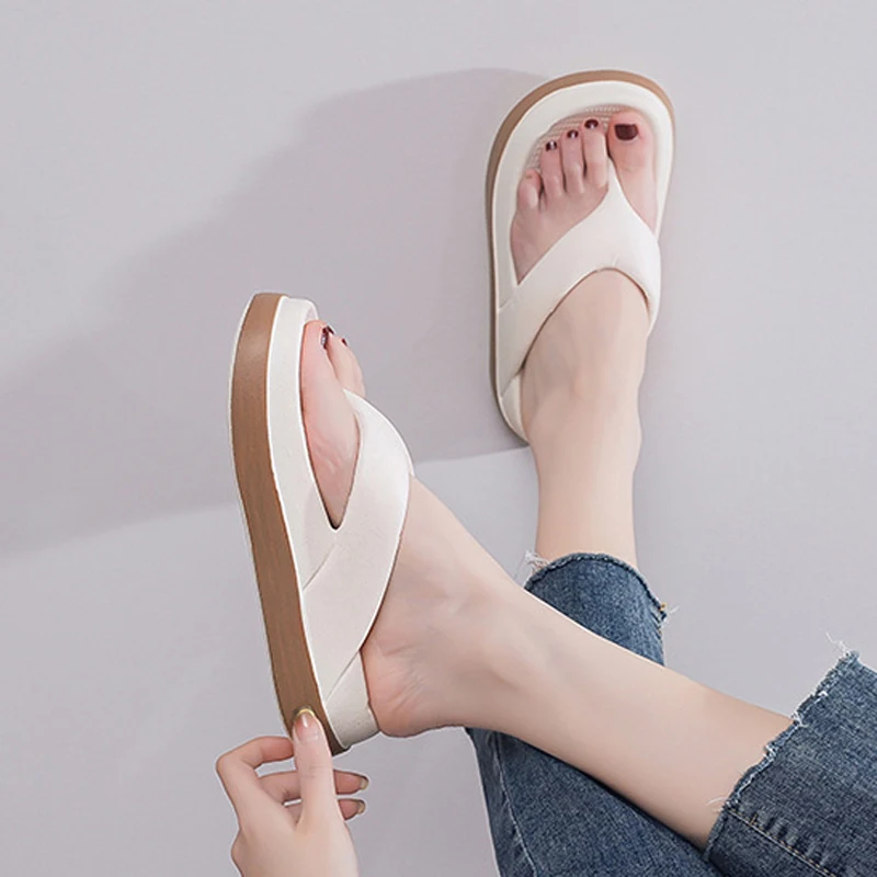 Женские шлепанцы, домашние тапочки с облаками, уличные домашние летние сандалии на платформе, женские домашние резиновые туфли, пляжная обувь на плоской подошве из ЭВА, хлопушки 
Женские шлепанцы, домашние тапочки с облаками, уличные домашние летние сандалии на платформе, женские домашние резиновые туфли, пляжная обувь на плоской подошве из ЭВА, хлопушки