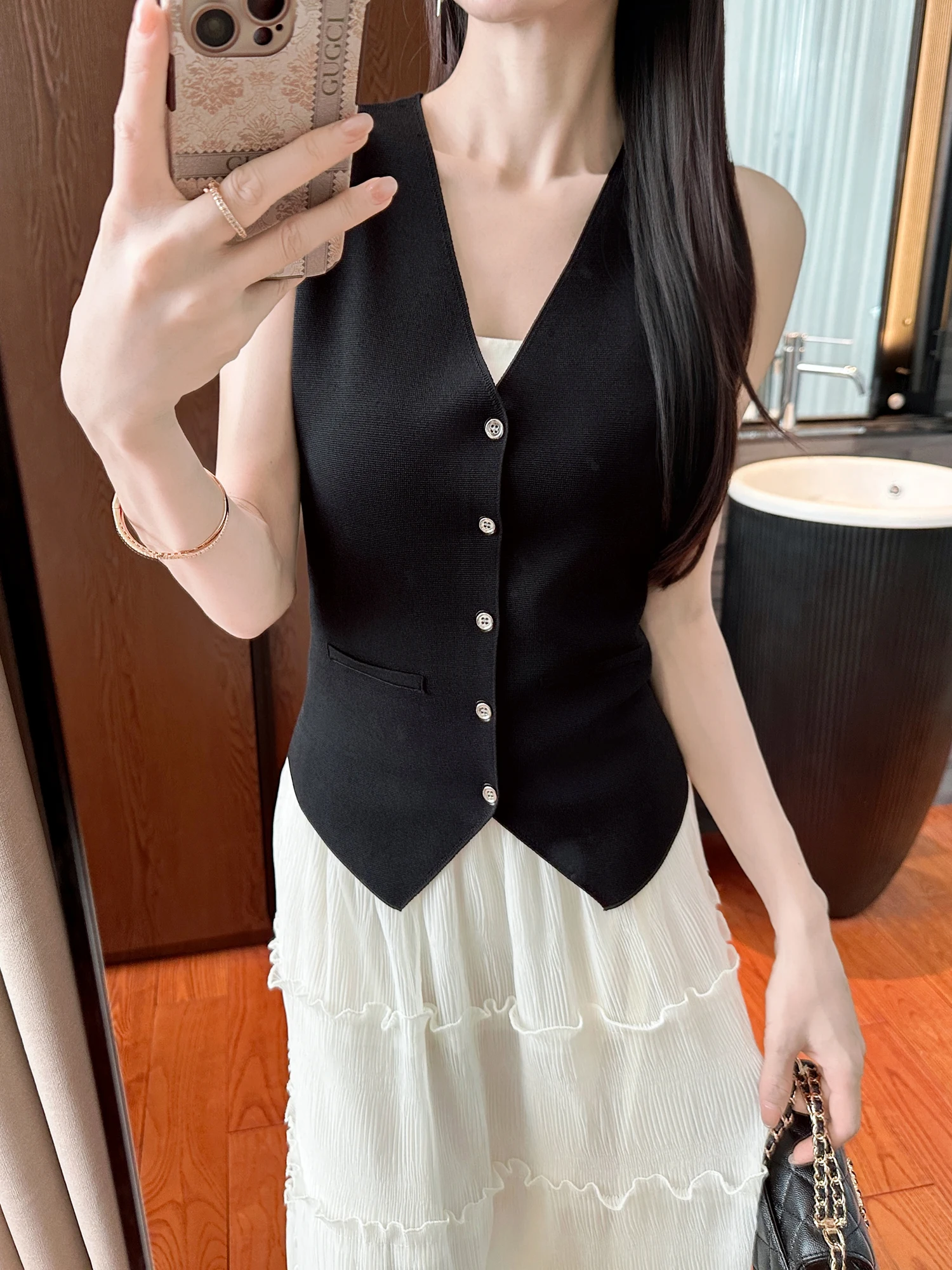 You See Summer V-neck Sleeveless Knitted Vest Women's Top Fashionable Breathable City Commute Style Regular Fit Single Button...
You See Summer V-neck Sleeveless Knitted Vest Women's Top Fashionable Breathable City Commute Style Regular Fit Single Button...