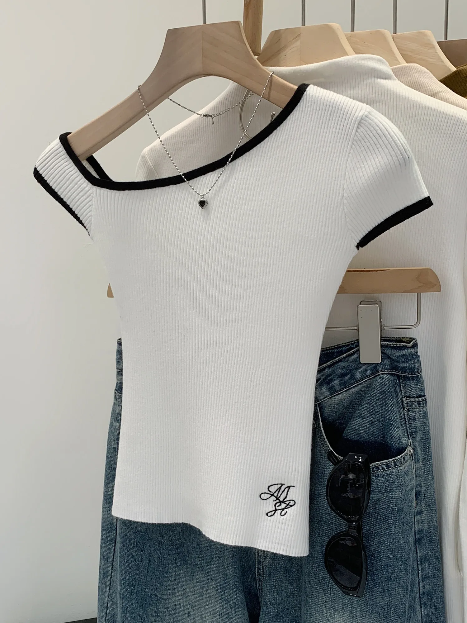 Unique Color Block Short Sleeve Knitted Top Women's Slim Fit Summer New Style Outerwear Shoulder Baring Fashion Korean Style
Unique Color Block Short Sleeve Knitted Top Women's Slim Fit Summer New Style Outerwear Shoulder Baring Fashion Korean Style
