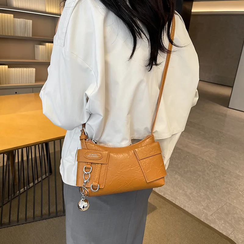 2025 Новая женская классическая сумка через плечо из мягкой искусственной кожи, ручная сумка через плечо с буквенным узором, красивая сумка для подмышек, модная P1
2025 Новая женская классическая сумка через плечо из мягкой искусственной кожи, ручная сумка через плечо с буквенным узором, красивая сумка для подмышек, модная P1