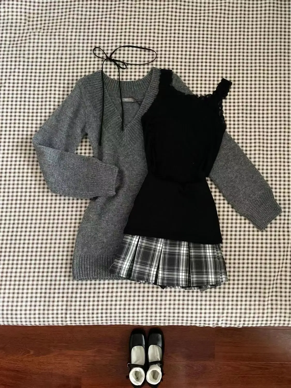 Set of women autumn new retro V neck sweater knitted camisole vest high waist slimming skirt cardigan women sweater y2k tops
Set of women autumn new retro V neck sweater knitted camisole vest high waist slimming skirt cardigan women sweater y2k tops