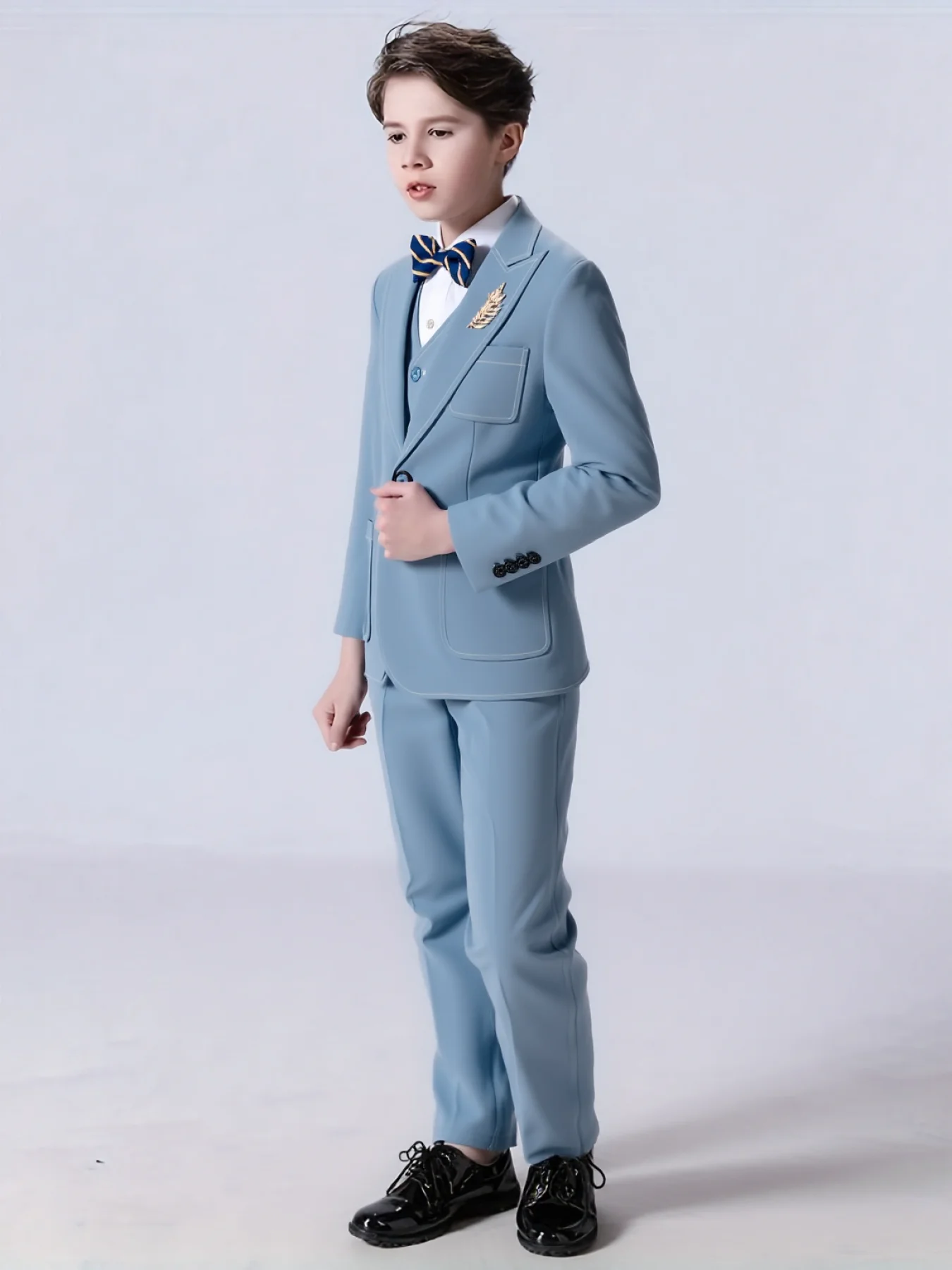 Весенне-осенний блейзер для мальчиков на свадьбу, детский костюм из 5 предметов для выступлений на фортепиано с курткой, жилетом, брюками, брошь с галстуком-бабочкой
Весенне-осенний блейзер для мальчиков на свадьбу, детский костюм из 5 предметов для выступлений на фортепиано с курткой, жилетом, брюками, брошь с галстуком-бабочкой