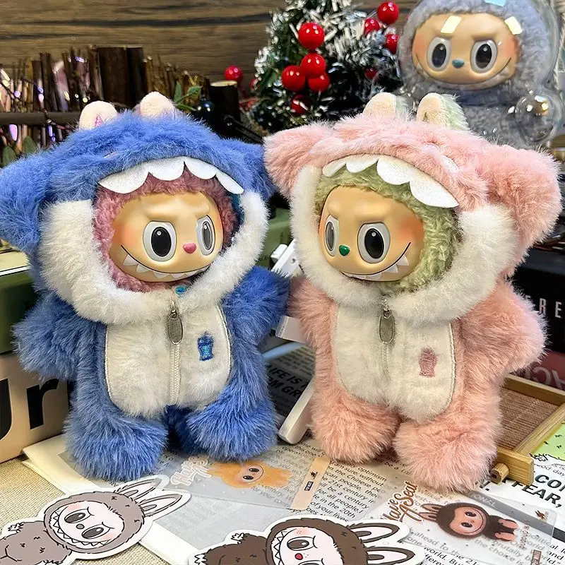 Для Labubu Mini вешалка для одежды 17 см, синий и розовый комбинезон с акулой, плюшевая игрушка Лабу, милая сменная детская одежда и одежда
Для Labubu Mini вешалка для одежды 17 см, синий и розовый комбинезон с акулой, плюшевая игрушка Лабу, милая сменная детская одежда и одежда