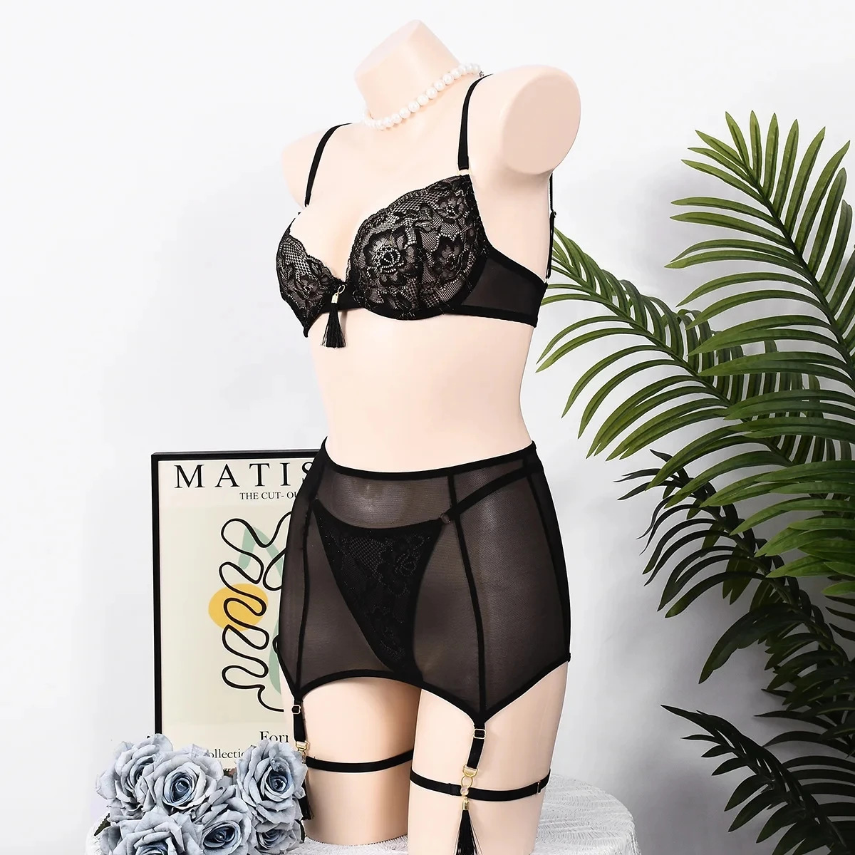 Sexy underwear popular pendant decorative breasts, gold wire contrasting color mesh embroidery four-piece set
Sexy underwear popular pendant decorative breasts, gold wire contrasting color mesh embroidery four-piece set