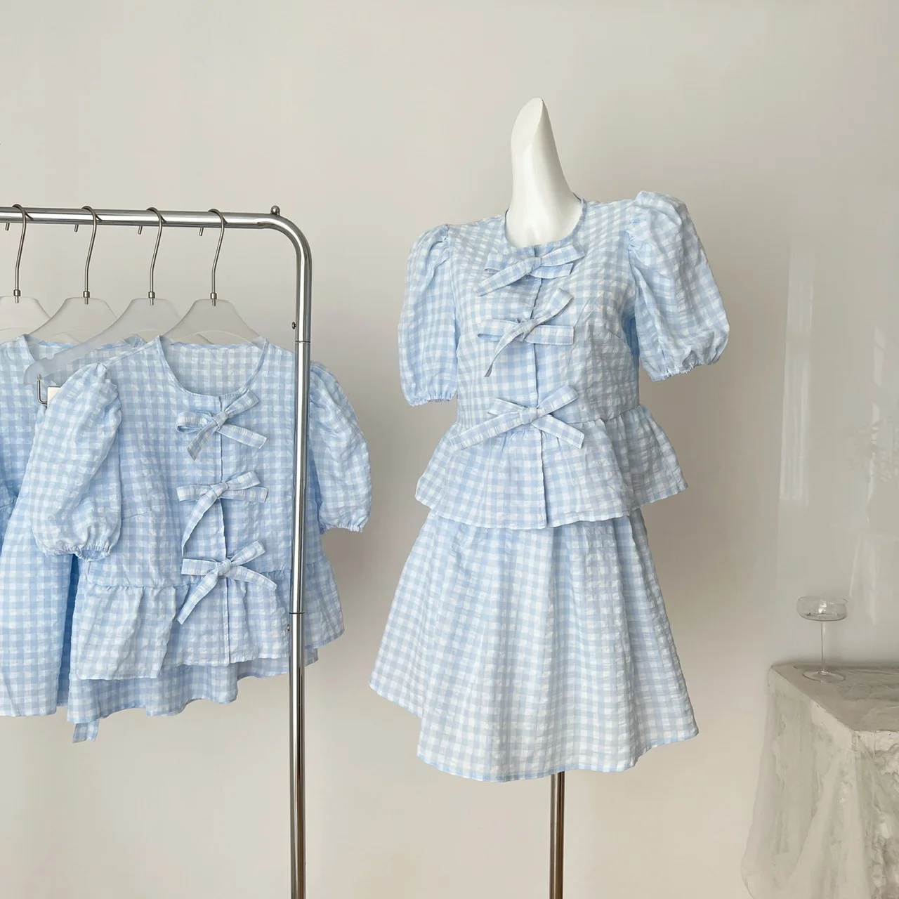 2025 new set summer French sweet blue white grid casual O-Neck bow button shirt+half skirt two-piece set
2025 new set summer French sweet blue white grid casual O-Neck bow button shirt+half skirt two-piece set