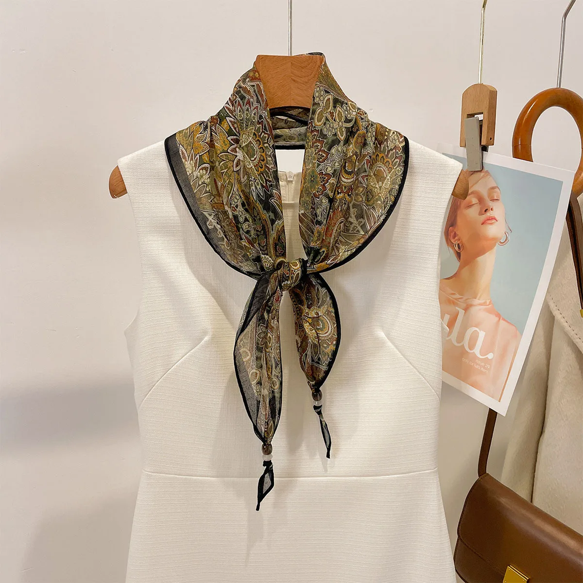 Retro Paisley Scarves For Women Thin Diamond-shaped Scarf With Pendant Bandanas Luxury Hijab Neckerchief Elegant Shawl Wraps
Retro Paisley Scarves For Women Thin Diamond-shaped Scarf With Pendant Bandanas Luxury Hijab Neckerchief Elegant Shawl Wraps