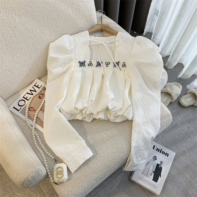 Новые винтажные укороченные белые рубашки для женщин с вышивкой и шнуровкой, корейские блузки в уличном стиле с квадратным воротником и пышными длинными рукавами
Новые винтажные укороченные белые рубашки для женщин с вышивкой и шнуровкой, корейские блузки в уличном стиле с квадратным воротником и пышными длинными рукавами