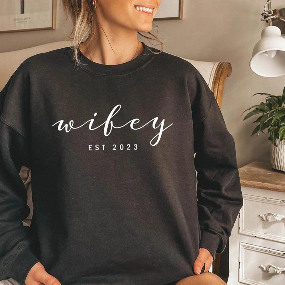 Wifey EST 2023 Sweatshirts Wedding Sweater Bridal Shirts Funny Wife Tee Gift for Her Women Trendy Aesthetic Hoodies Tops
Wifey EST 2023 Sweatshirts Wedding Sweater Bridal Shirts Funny Wife Tee Gift for Her Women Trendy Aesthetic Hoodies Tops