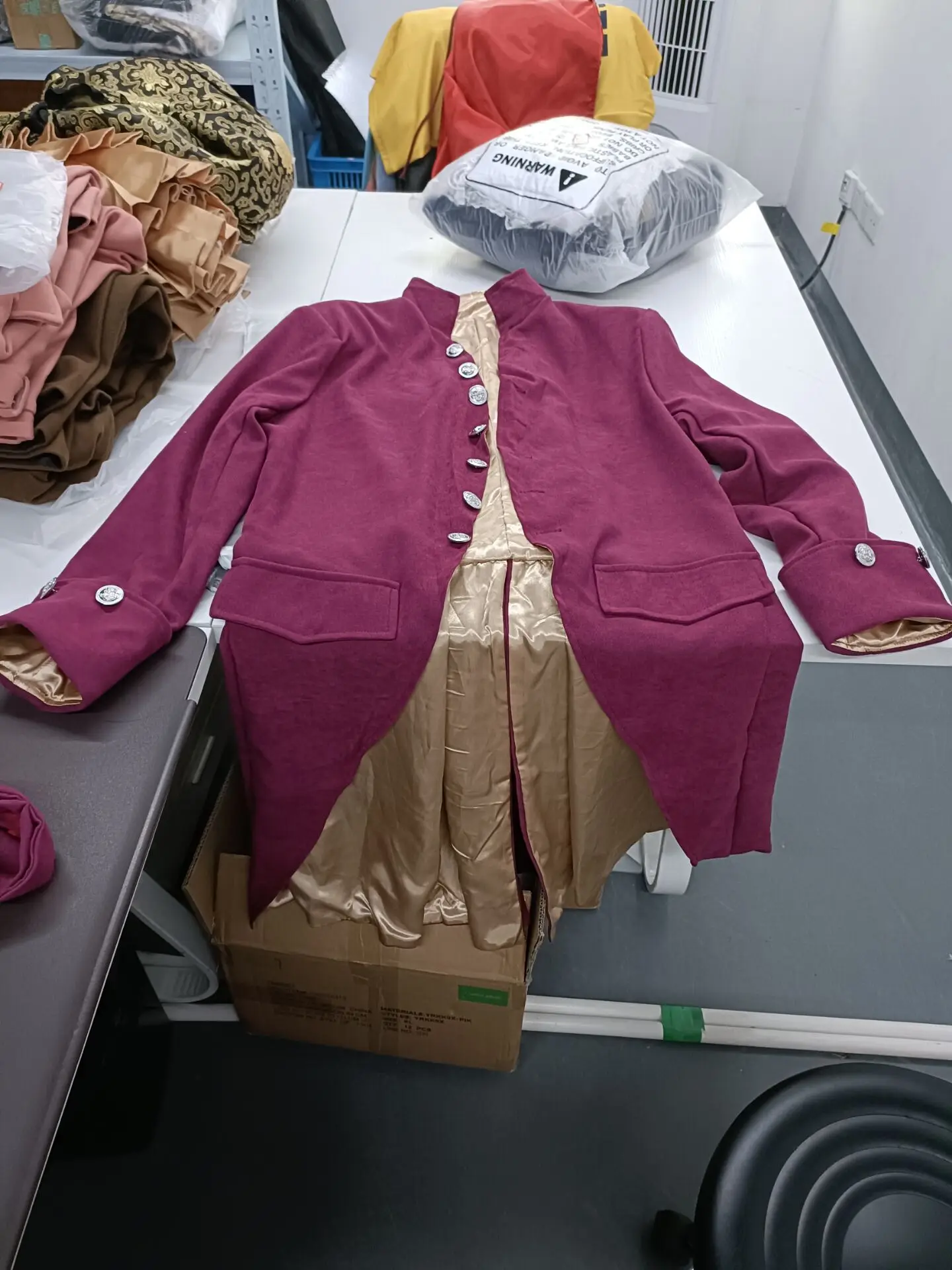 Викторианский элегантный готический костюм аристократа 18 века, винтажный мужской колониальный наряд в стиле рококо, британский мужской фрак в стиле регентства
Викторианский элегантный готический костюм аристократа 18 века, винтажный мужской колониальный наряд в стиле рококо, британский мужской фрак в стиле регентства