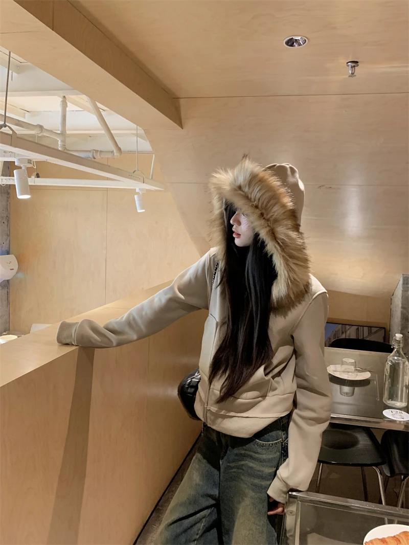 2024 New Short Fur Collar Velvet Jacket for Women Autumn and Winter Detachable Designed Zipper Cardigan Hooded Sweatshirt
2024 New Short Fur Collar Velvet Jacket for Women Autumn and Winter Detachable Designed Zipper Cardigan Hooded Sweatshirt