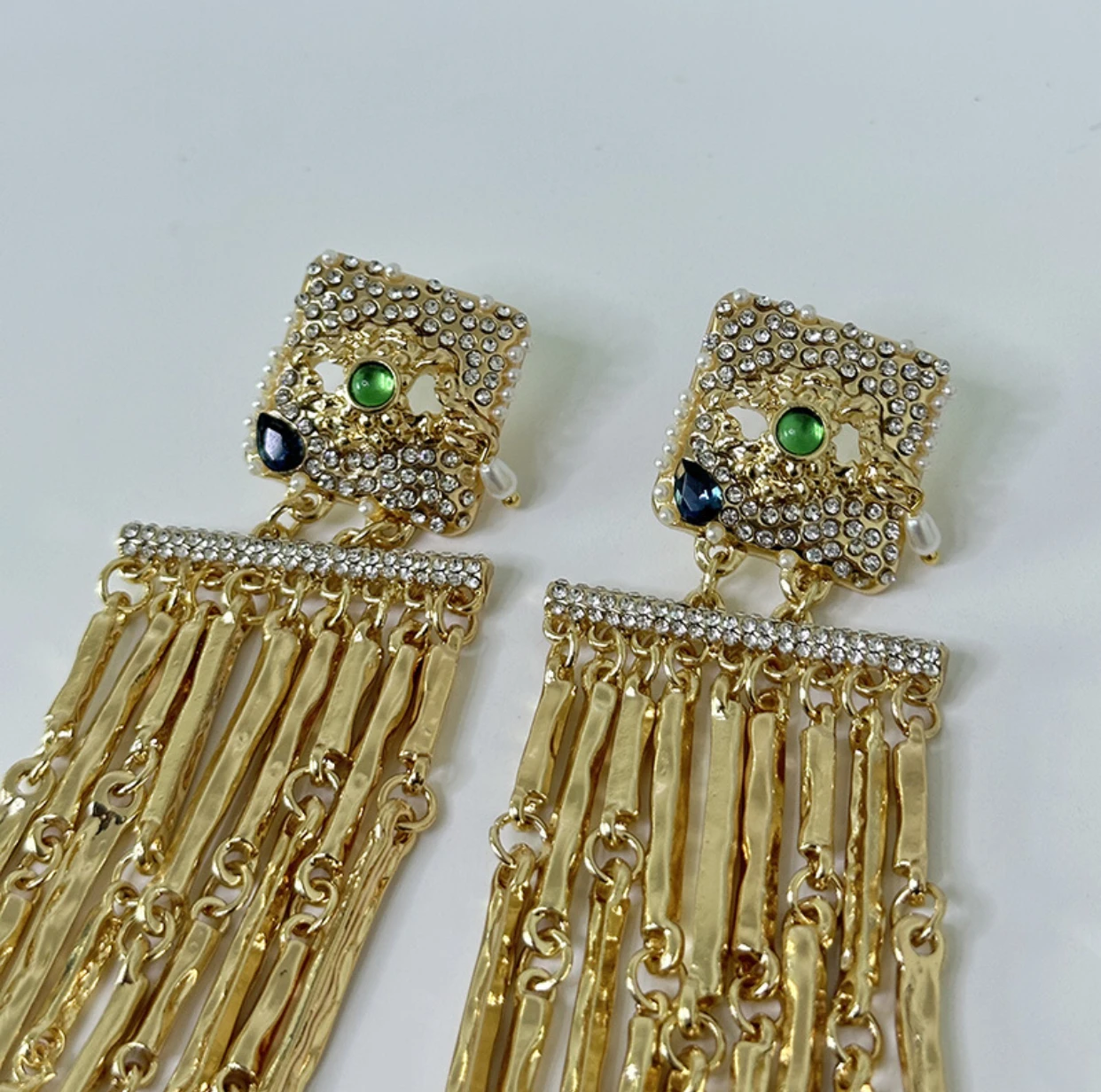 Luxurious double-sided pearl French elegant temperament earrings, high-end C-shaped earrings, simple and versatile 2025 new
Luxurious double-sided pearl French elegant temperament earrings, high-end C-shaped earrings, simple and versatile 2025 new