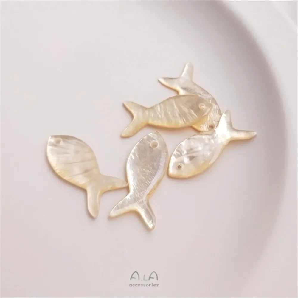 Natural Japanese mirror shell fish pendant single hole shell fish pendant bracelet earrings pendant handmade DIY accessories
Natural Japanese mirror shell fish pendant single hole shell fish pendant bracelet earrings pendant handmade DIY accessories