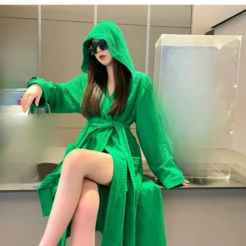 Женская ночная рубашка с капюшоном. Модная модная изготовлена из материала полотенца. Подходит для ношения в качестве верхней одежды. Халат зеленого цвета.
Женская ночная рубашка с капюшоном. Модная модная изготовлена из материала полотенца. Подходит для ношения в качестве верхней одежды. Халат зеленого цвета.