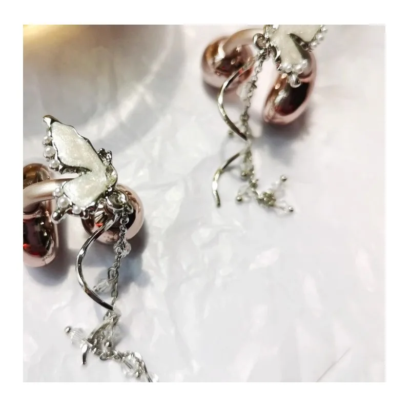 Suitable for Earphone Diamond Buckle Imitation Pearl Butterfly Fringed Ear Clip Buckle Niche High-end Accessories
Suitable for Earphone Diamond Buckle Imitation Pearl Butterfly Fringed Ear Clip Buckle Niche High-end Accessories