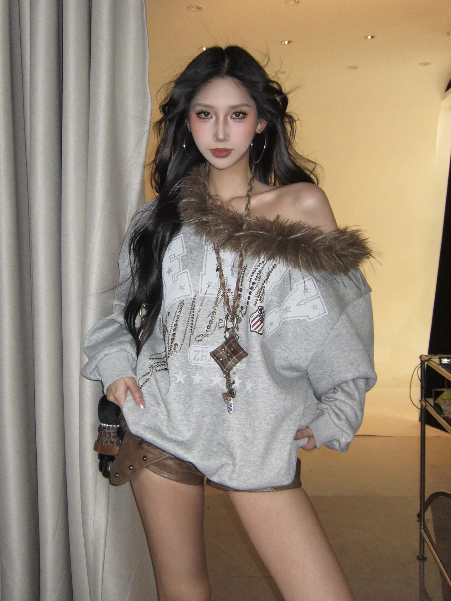 Женский свитшот PRO83 American Style с воротником из искусственного меха, открытыми плечами, стразами и буквенным принтом, свободного кроя, с флисовой подкладкой
Женский свитшот PRO83 American Style с воротником из искусственного меха, открытыми плечами, стразами и буквенным принтом, свободного кроя, с флисовой подкладкой