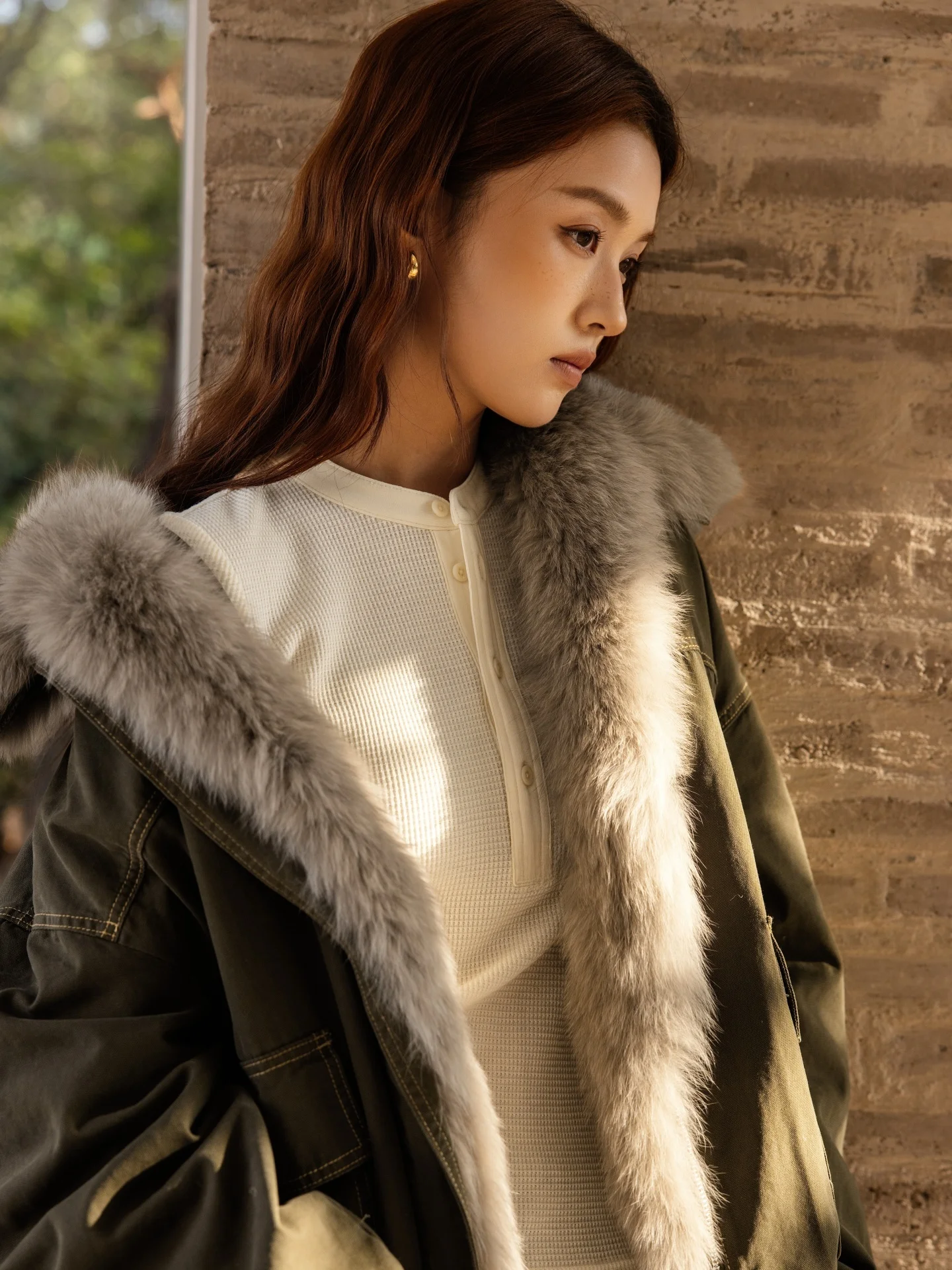 Модная футболка с длинным рукавом из смесовой шерсти и лиоцелла, с круглым вырезом, на пуговицах, для повседневной носки, приталенного кроя, цветная, весенняя коллекция.
Модная футболка с длинным рукавом из смесовой шерсти и лиоцелла, с круглым вырезом, на пуговицах, для повседневной носки, приталенного кроя, цветная, весенняя коллекция.