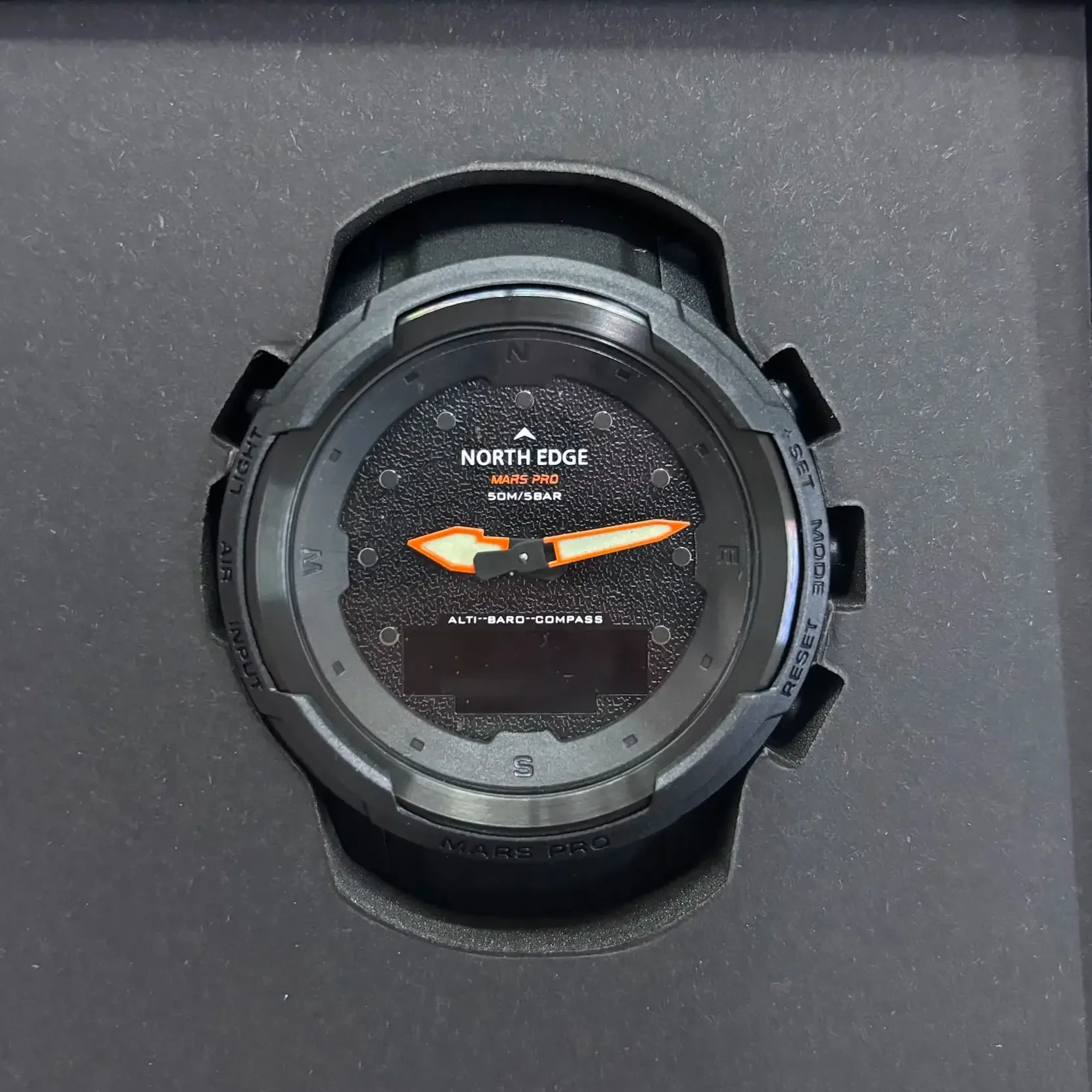 Able NORTH EDGE MARS Pro мужские спортивные цифровые часы в стиле милитари, армейские часы из углеродного волокна, высотомер, барометр, компас, водопроницаемые 
Able NORTH EDGE MARS Pro мужские спортивные цифровые часы в стиле милитари, армейские часы из углеродного волокна, высотомер, барометр, компас, водопроницаемые