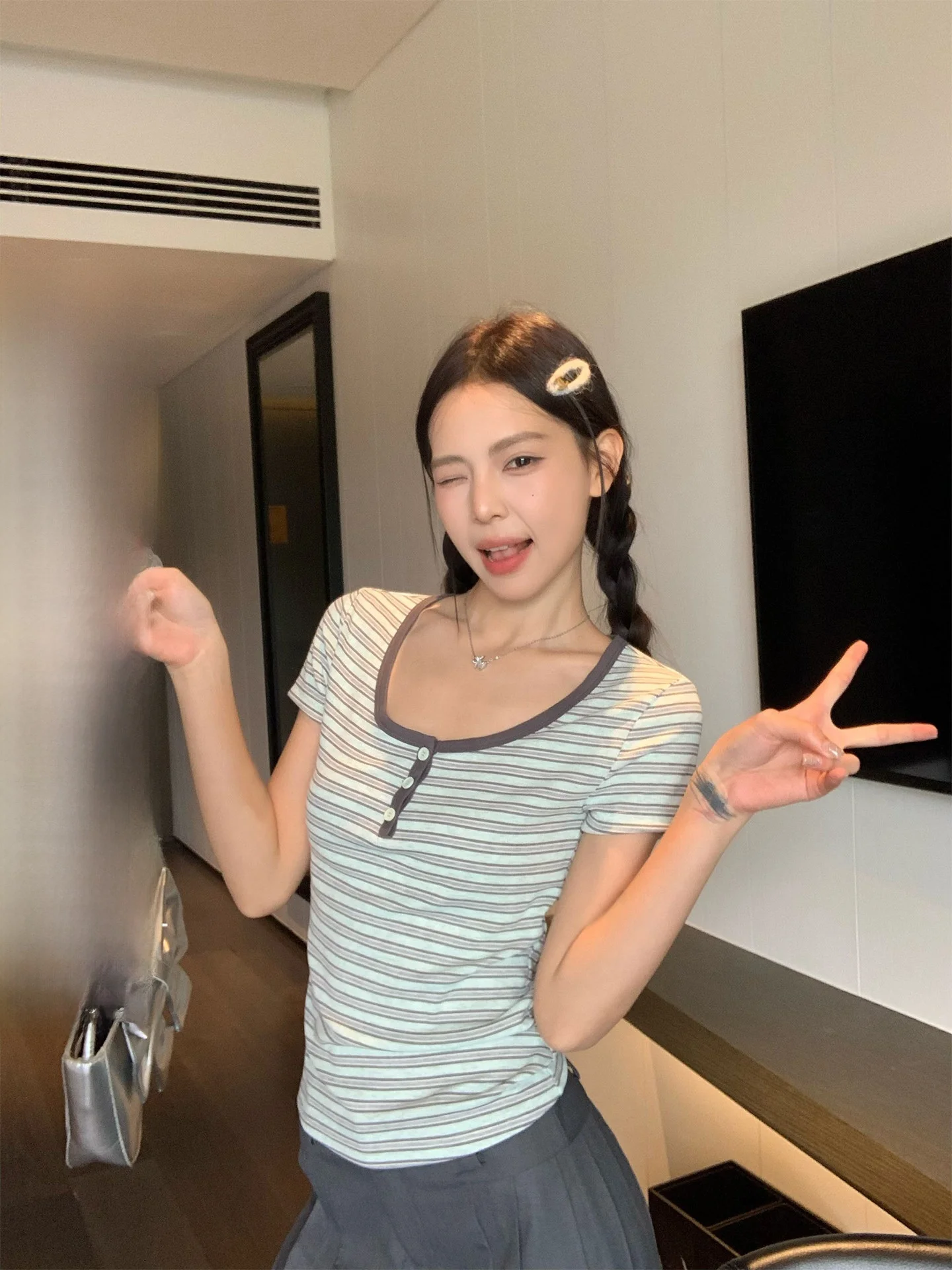 Song Zhengen Women's Slim Fit Short Sleeve T-Shirt U-Neck Grey Stripe Summer Korean Style New Design Cute Top Korean Style
Song Zhengen Women's Slim Fit Short Sleeve T-Shirt U-Neck Grey Stripe Summer Korean Style New Design Cute Top Korean Style