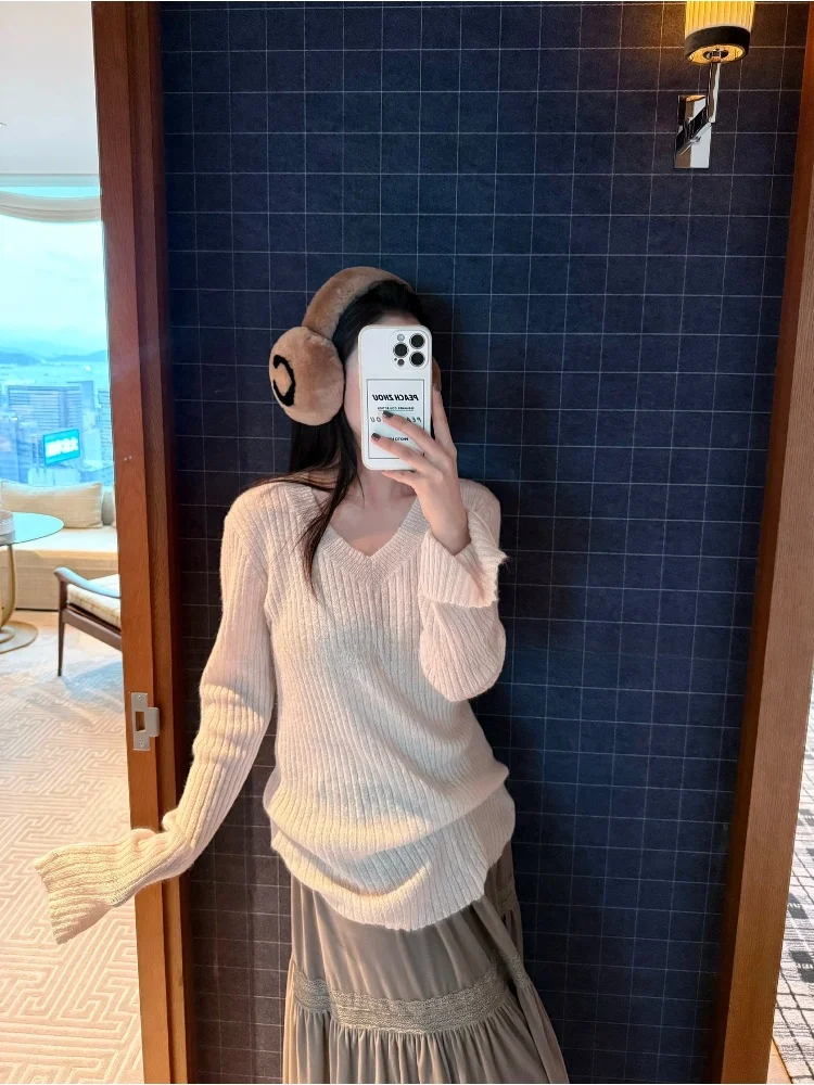 PEACHZHOU Casual Style V-Neck Knitted Sweater Wool Blend Coarse Ribbed Loose Fit Women's Knitwear Casual Pure Desire Sweater
PEACHZHOU Casual Style V-Neck Knitted Sweater Wool Blend Coarse Ribbed Loose Fit Women's Knitwear Casual Pure Desire Sweater