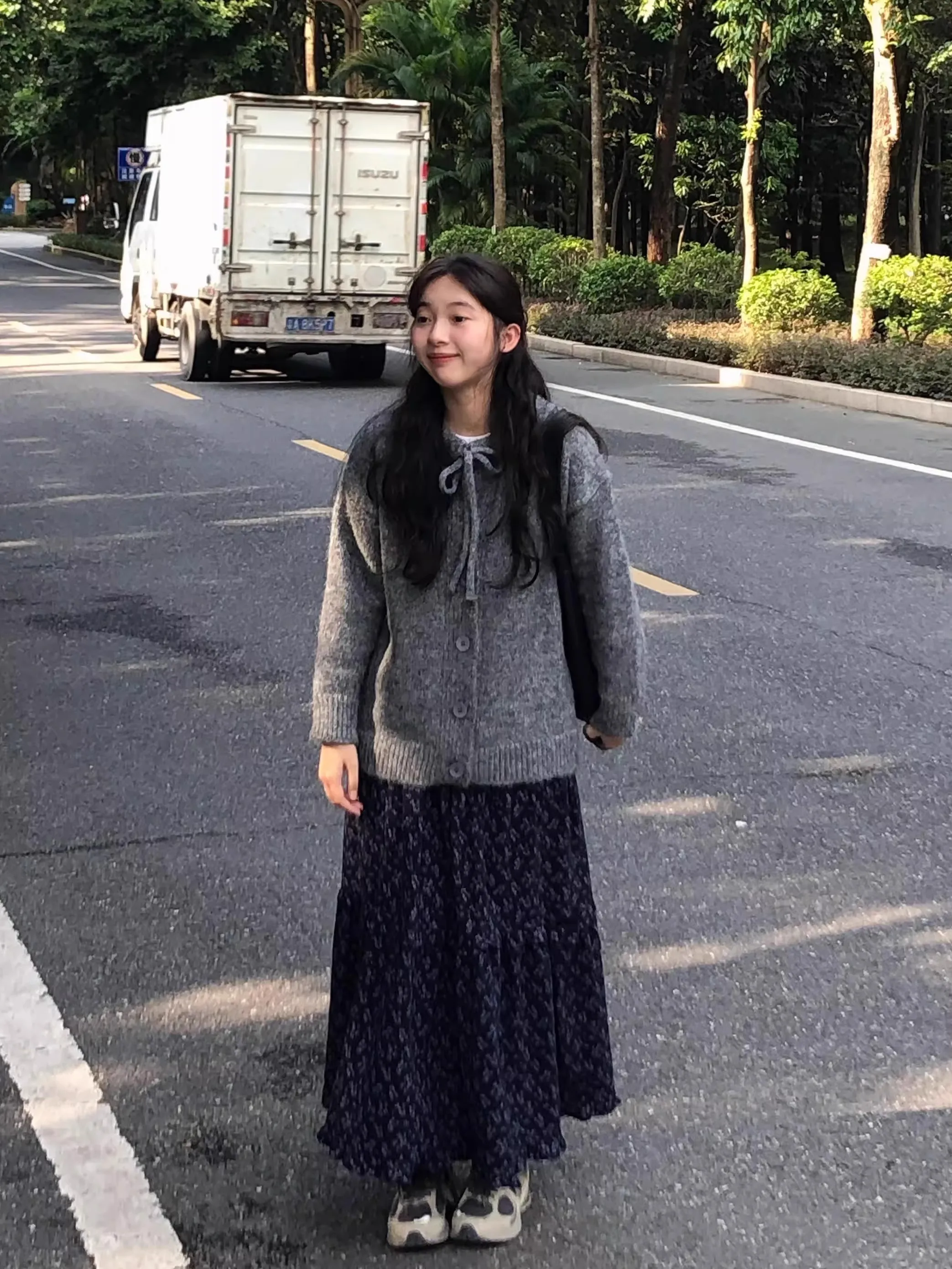 Корейский вязаный кардиган-пальто средней длины из мягкого и нежного материала с имитацией меха медведя, свободного кроя, для женщин
Корейский вязаный кардиган-пальто средней длины из мягкого и нежного материала с имитацией меха медведя, свободного кроя, для женщин