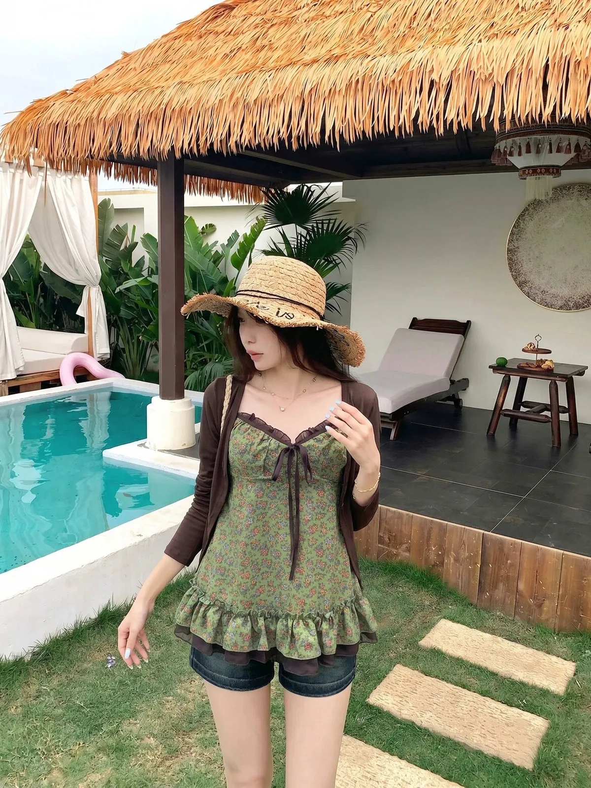 Sweet Floral Halter Neck Top And Cardigan Set Women's Summer Fashion Ensemble High Waist Breathable Medium Thickness V Neck
Sweet Floral Halter Neck Top And Cardigan Set Women's Summer Fashion Ensemble High Waist Breathable Medium Thickness V Neck