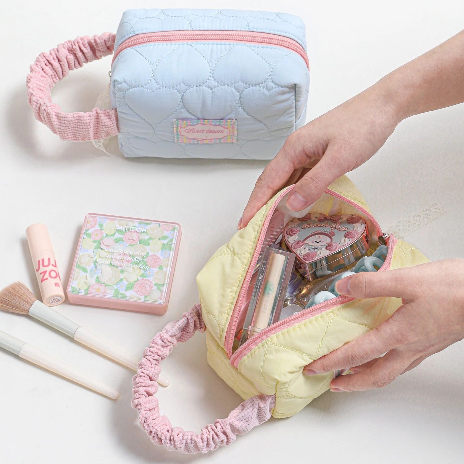 Lace portable cosmetic bag love go out play storage bag portable storage bag large capacity partition
Lace portable cosmetic bag love go out play storage bag portable storage bag large capacity partition