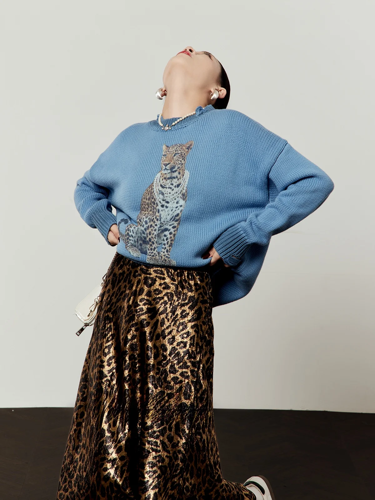 Свободный женский синий вязаный свитер с ромбовидным узором и леопардовым принтом, повседневный, зимний, модный, свободного кроя
Свободный женский синий вязаный свитер с ромбовидным узором и леопардовым принтом, повседневный, зимний, модный, свободного кроя