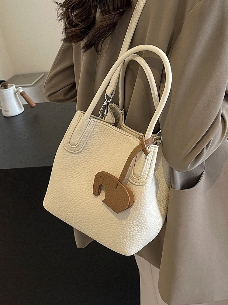 Faionable Buet Bag Women's oulder Crossbody Handbag Sli Versatile Small Size Soft PU Leather Magnetic Bule Closure
Faionable Buet Bag Women's oulder Crossbody Handbag Sli Versatile Small Size Soft PU Leather Magnetic Bule Closure