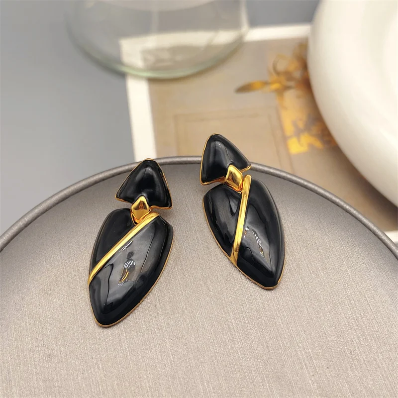 European And American Retro Geometric Black Enamel Glaze Drop Earrings For Women Stylish And Elegant Earrings Plating 18k Gold
European And American Retro Geometric Black Enamel Glaze Drop Earrings For Women Stylish And Elegant Earrings Plating 18k Gold
