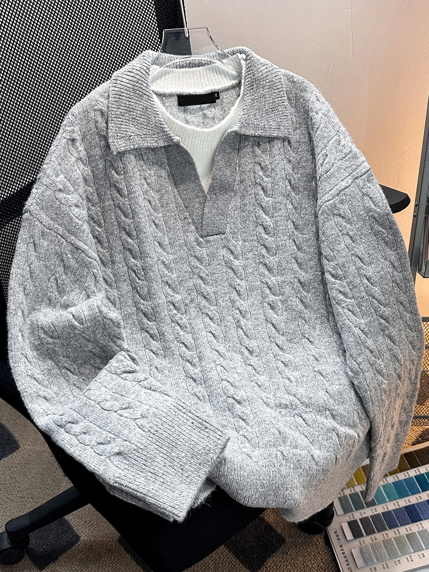 Мужской вязаный свитер на осень-зиму, повседневный, винтажный, теплый, с отложным воротником, молодежный, свободный крой, имитация двухслойности, с вышивкой
Мужской вязаный свитер на осень-зиму, повседневный, винтажный, теплый, с отложным воротником, молодежный, свободный крой, имитация двухслойности, с вышивкой