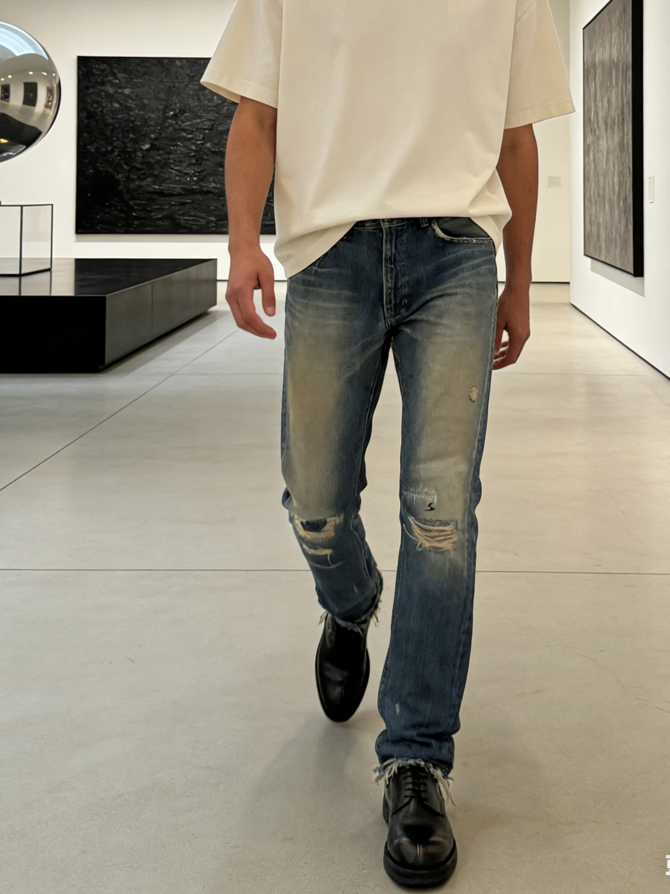 Trendy street-style distressed micro-flared jeans for men with faded frayed hems, fashionable long pants
Trendy street-style distressed micro-flared jeans for men with faded frayed hems, fashionable long pants