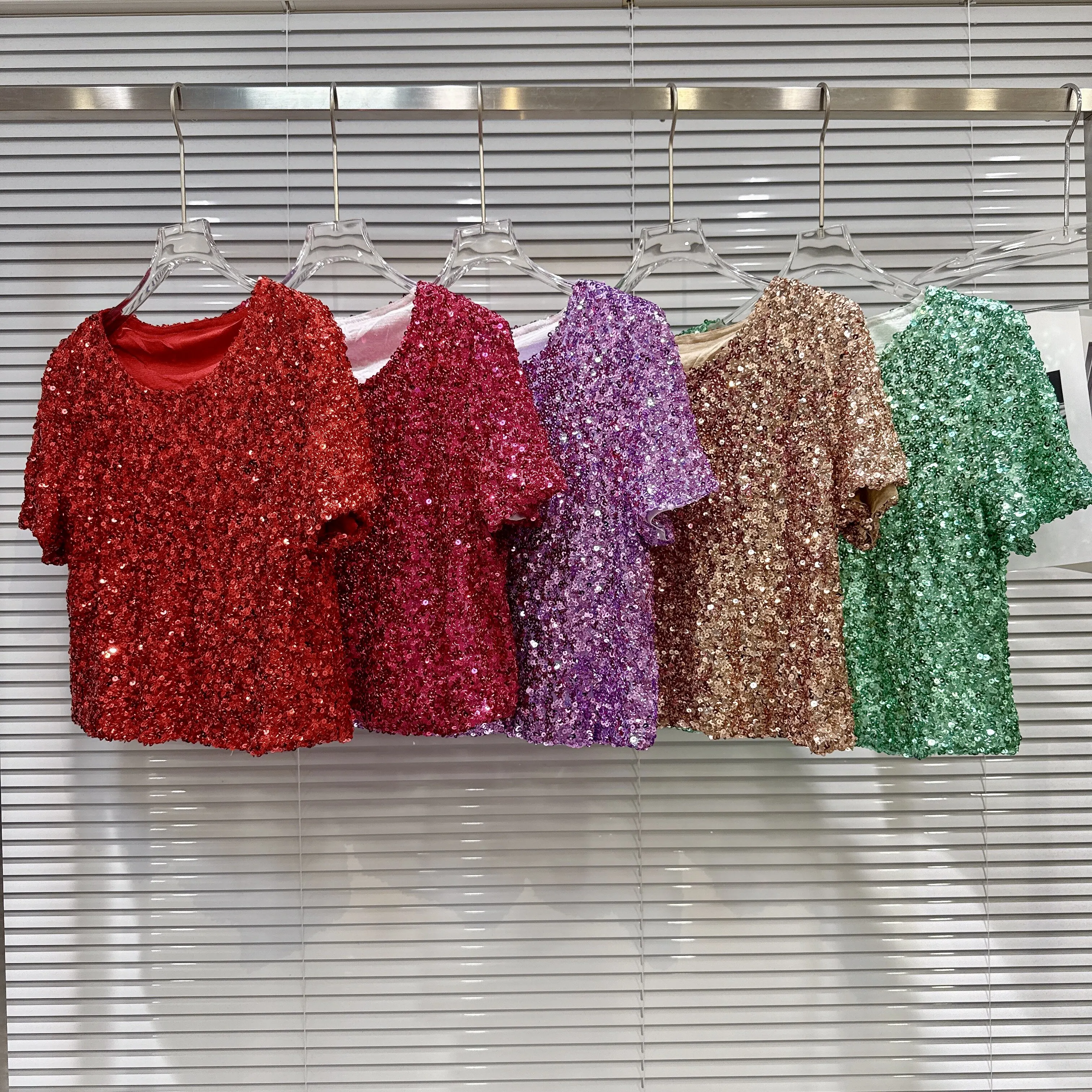 2026 Summer New Runway Performance Round Neck Sequin Sparkly Fabric Cropped Short Sleeve T-shirt for Women
2026 Summer New Runway Performance Round Neck Sequin Sparkly Fabric Cropped Short Sleeve T-shirt for Women