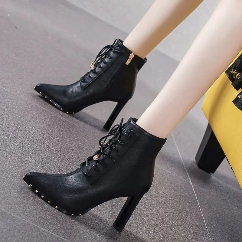 Leather with Laces Heeled Booties Rivet Pointed Toe Female Short Shoes Hot Designer Luxury Fashion 2025 Pu Women's Ankle Boots
Leather with Laces Heeled Booties Rivet Pointed Toe Female Short Shoes Hot Designer Luxury Fashion 2025 Pu Women's Ankle Boots