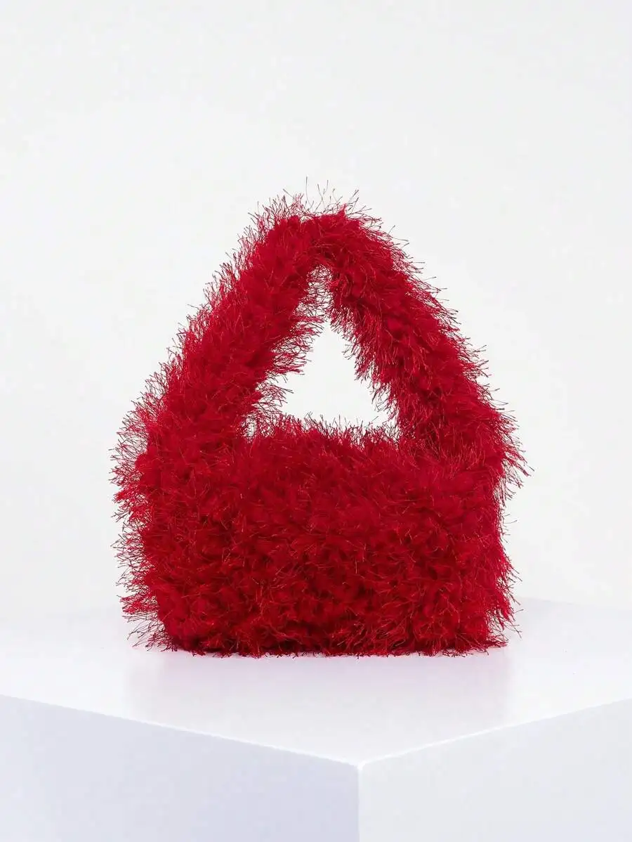 Ярко-красная пушистая сумка-кроссбоди из искусственного меха треугольной формы
Ярко-красная пушистая сумка-кроссбоди из искусственного меха треугольной формы