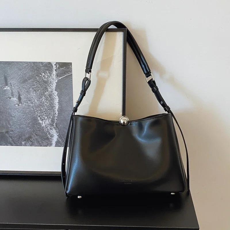 Solid Quality PU Shoulder Bag Large Capacity Buckle Casual Tote Fashion Crossbody Bag 2024 Hot Sale Bags for Women Bolsa Mujer
Solid Quality PU Shoulder Bag Large Capacity Buckle Casual Tote Fashion Crossbody Bag 2024 Hot Sale Bags for Women Bolsa Mujer