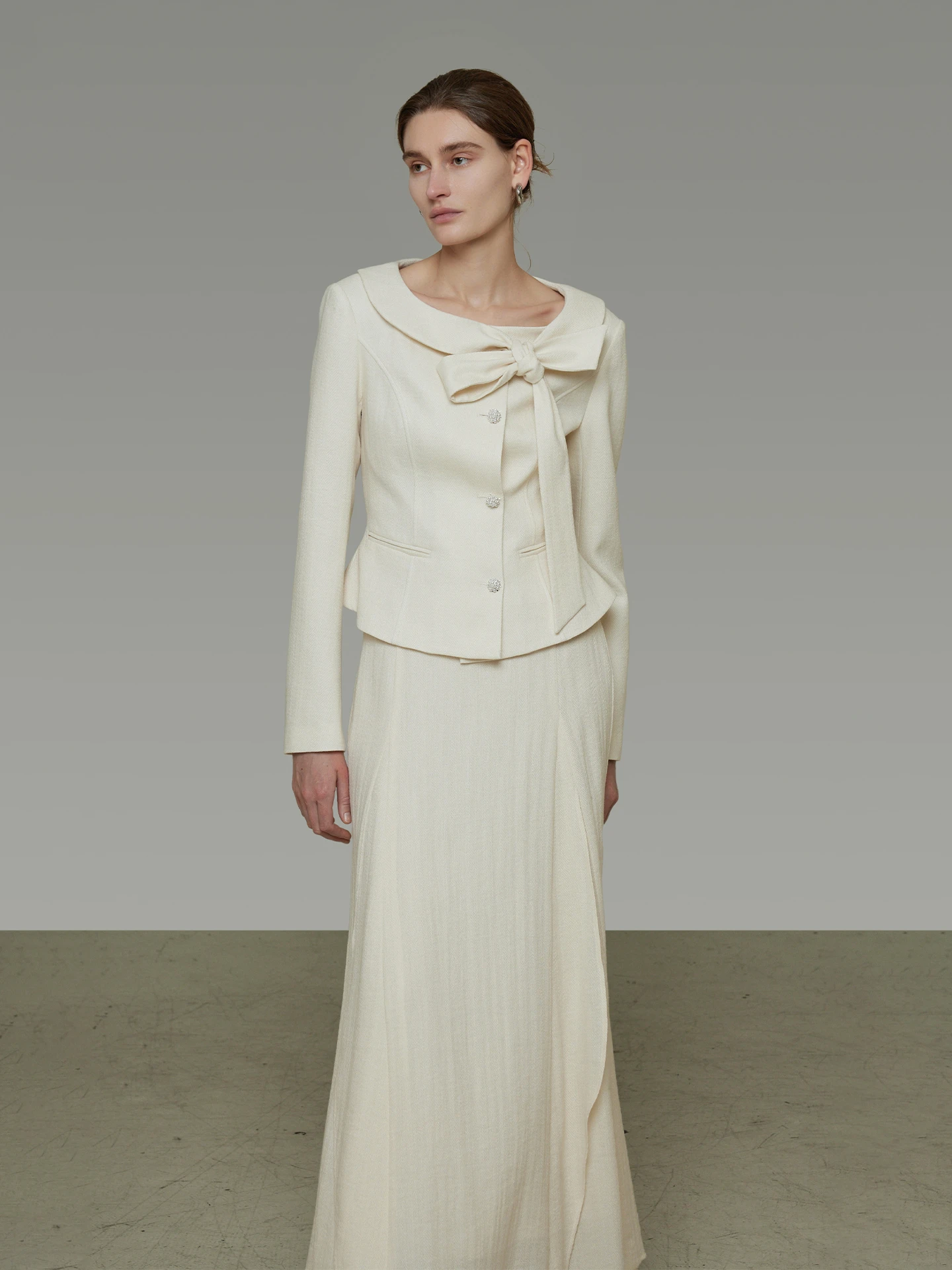 Комплект из двух предметов Slim Fit с воротником-бантом: укороченный жакет и юбка миди Ele Sle от Unsoken для современных женщин
Комплект из двух предметов Slim Fit с воротником-бантом: укороченный жакет и юбка миди Ele Sle от Unsoken для современных женщин