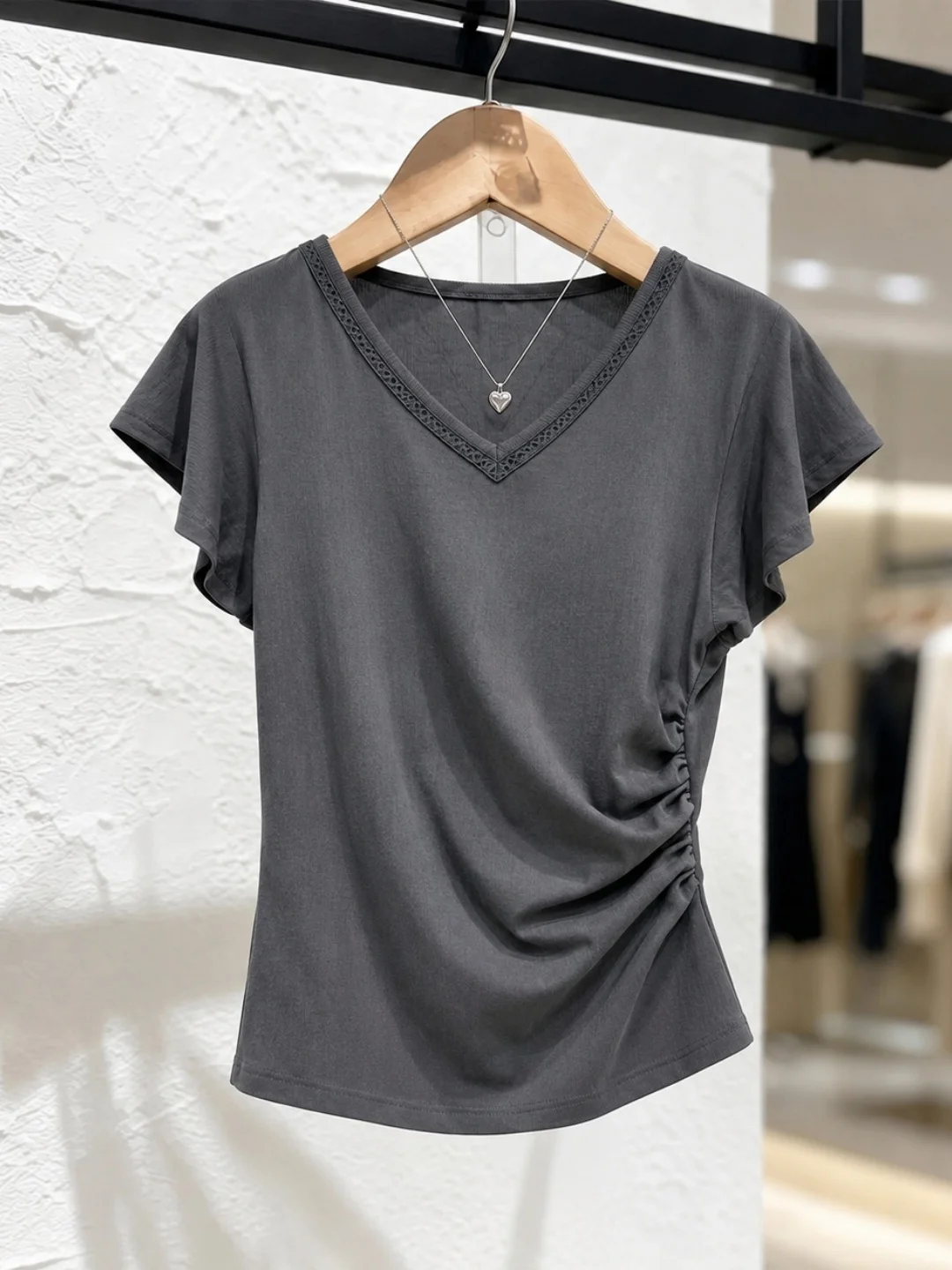 Summer Korean Style Minimalist V-Neck Short Sleeve T-Shirt Women's Fashion Slimming Versatile Personality Simple Design Top
Summer Korean Style Minimalist V-Neck Short Sleeve T-Shirt Women's Fashion Slimming Versatile Personality Simple Design Top
