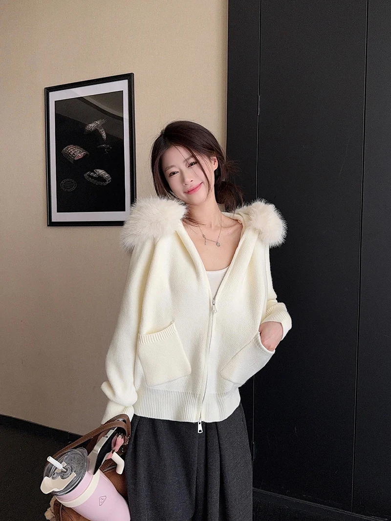 2026 New Women‘s Soft Wool Blend Cardigan Zippered Hooded Coat with Faux Fur Collar Pockets Warm Knit Jacket for Winter
2026 New Women‘s Soft Wool Blend Cardigan Zippered Hooded Coat with Faux Fur Collar Pockets Warm Knit Jacket for Winter