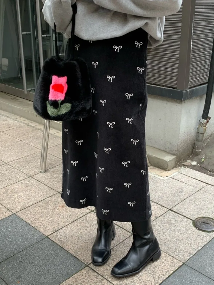 Шикарная осенне-зимняя юбка-миди из вельвета с завышенной талией, универсальная, с узором-узлом и разрезом, для молодых девушек
Шикарная осенне-зимняя юбка-миди из вельвета с завышенной талией, универсальная, с узором-узлом и разрезом, для молодых девушек