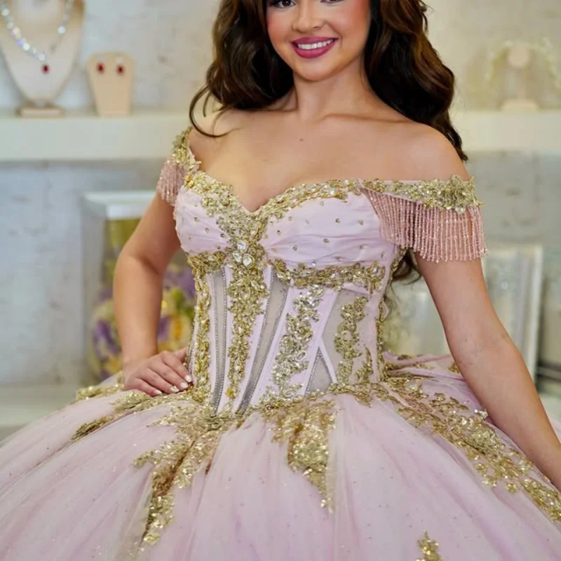 Блестящие светло-розовые платья Quinceanera по индивидуальному заказу с открытыми плечами, кристальная золотая аппликация, длинный хвост с бантом, Vestido 15, Quinceanera
Блестящие светло-розовые платья Quinceanera по индивидуальному заказу с открытыми плечами, кристальная золотая аппликация, длинный хвост с бантом, Vestido 15, Quinceanera