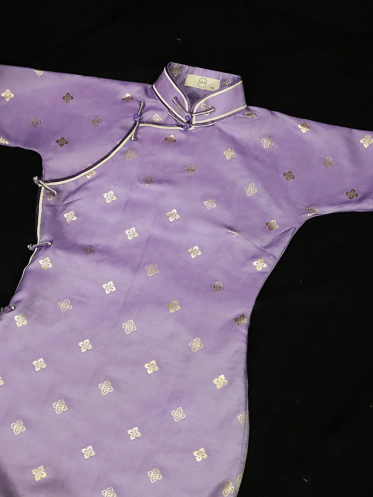 Длинная фиолетовая юбка в художественном стиле для молодых девушек, винтажная, в китайском стиле, подходит для повседневной носки, короткий рукав.
Длинная фиолетовая юбка в художественном стиле для молодых девушек, винтажная, в китайском стиле, подходит для повседневной носки, короткий рукав.