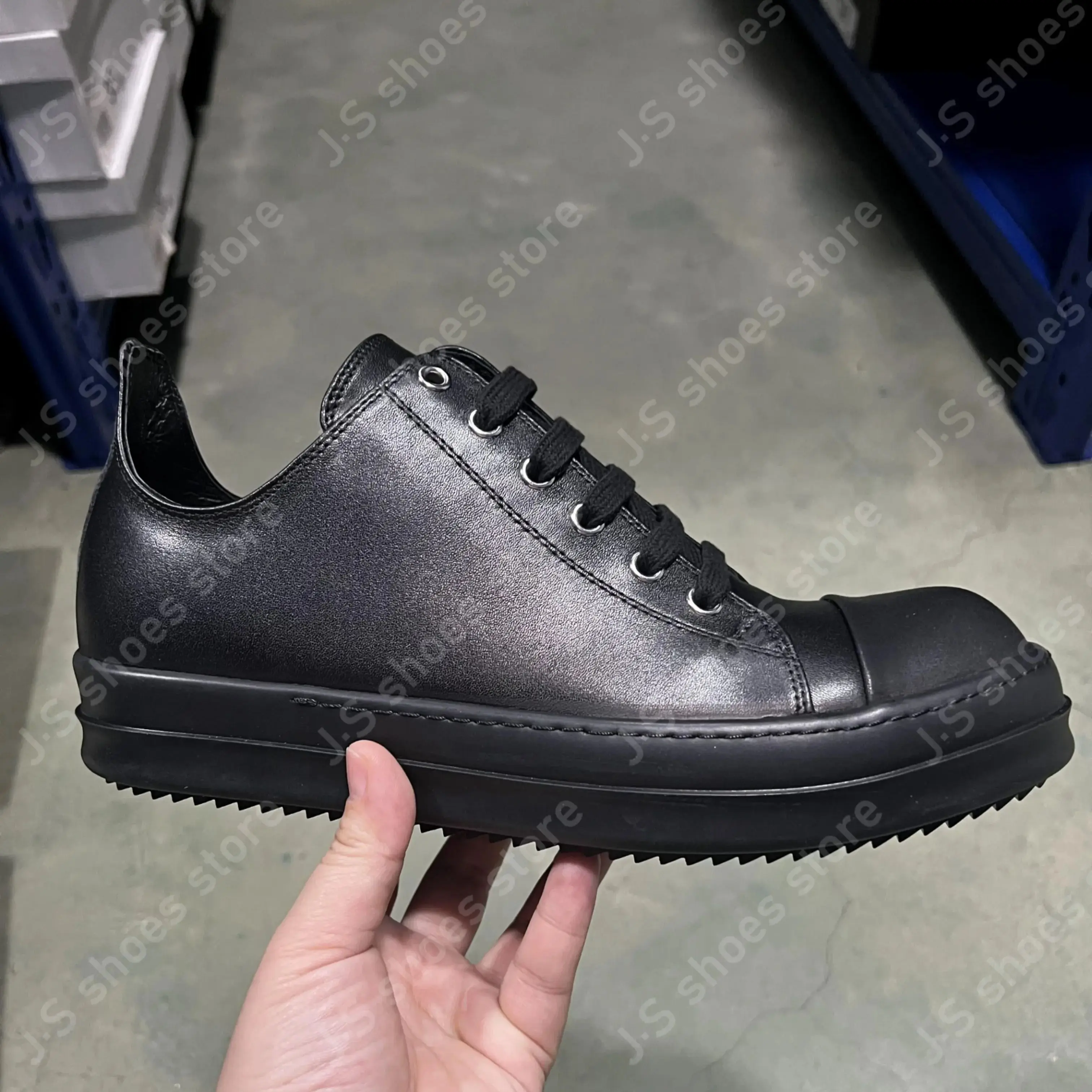 Брендовая уличная обувь Ricks, мужские черные кожаные туфли, женские низкие кроссовки Owens, роскошные повседневные кроссовки на плоской подошве из воловьей кожи на шнуровке
Брендовая уличная обувь Ricks, мужские черные кожаные туфли, женские низкие кроссовки Owens, роскошные повседневные кроссовки на плоской подошве из воловьей кожи на шнуровке