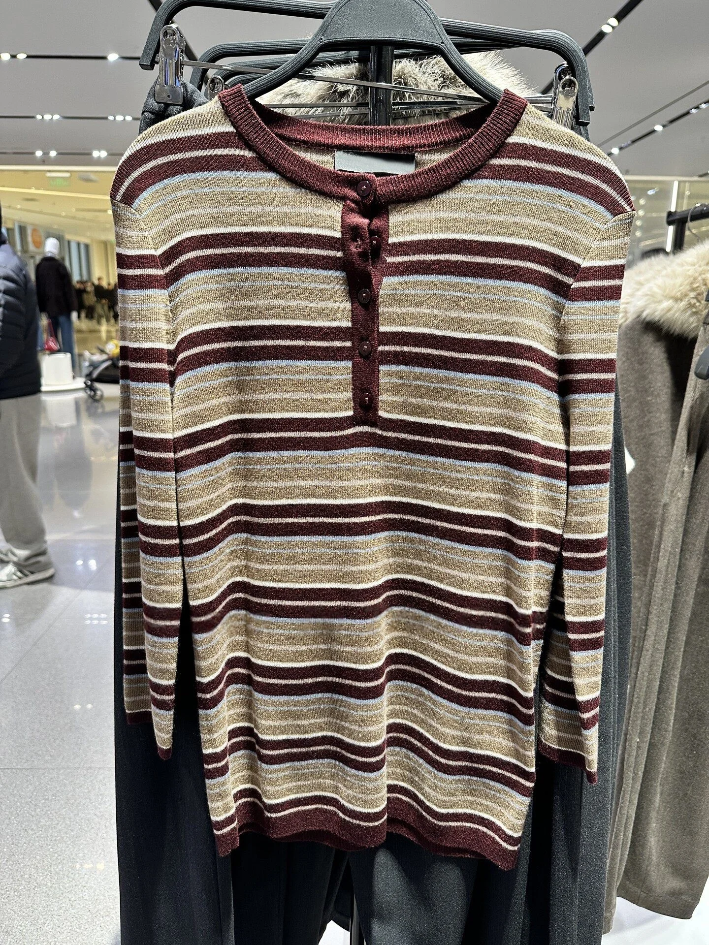 2026 new women's casual versatile retro style round neck button decoration multi-color fine stripe knitted sweater top
2026 new women's casual versatile retro style round neck button decoration multi-color fine stripe knitted sweater top
