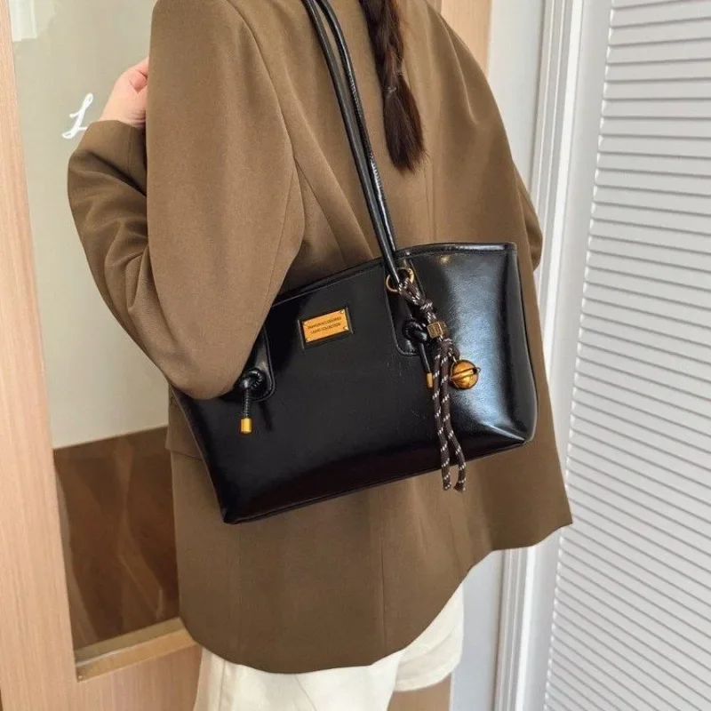 Classic Parisian Elegant Diaper Bags For Ladies Stylish Minimalist Leather Shoulder Bag Large Capacity Best Superstar Show
Classic Parisian Elegant Diaper Bags For Ladies Stylish Minimalist Leather Shoulder Bag Large Capacity Best Superstar Show