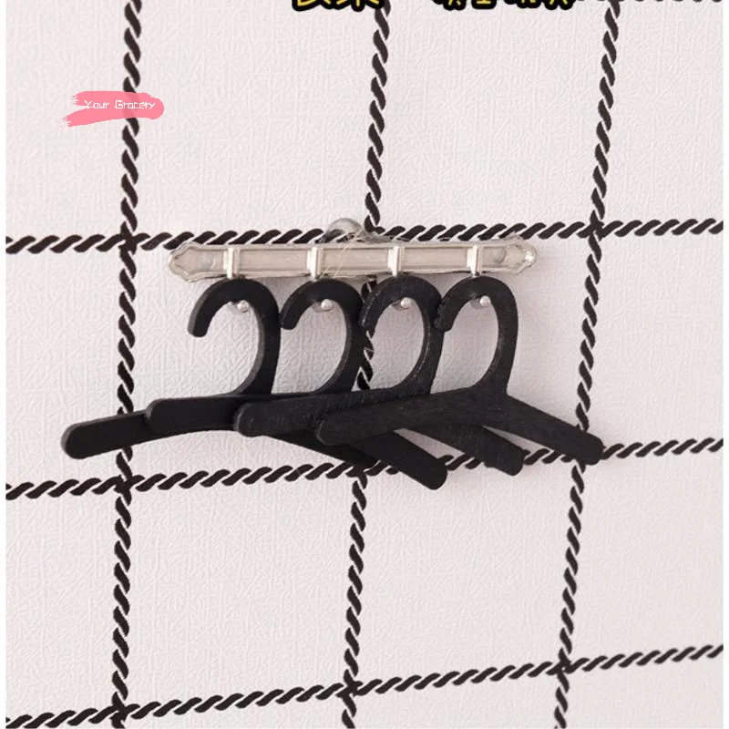 10 шт., мебель для кукольного домика, игрушка-деревянная белая/черная вешалка для одежды для куклы, масштаб 1/12, мини-органайзер для косплея, модель в подарок
10 шт., мебель для кукольного домика, игрушка-деревянная белая/черная вешалка для одежды для куклы, масштаб 1/12, мини-органайзер для косплея, модель в подарок