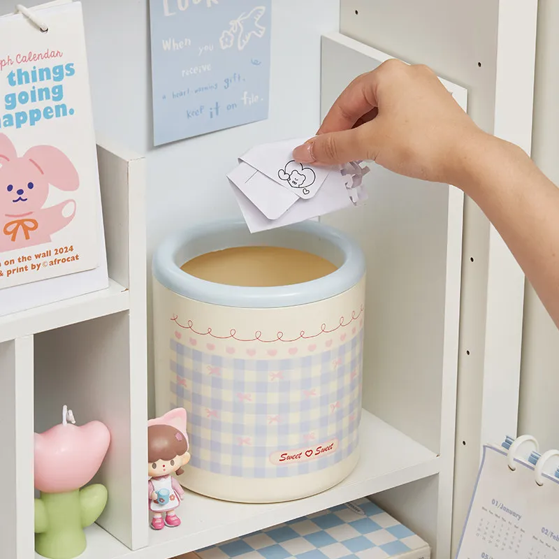 Cute Plaid Desktop Trash Can, Mini Cartoon Storage Bin with Lid, Multi-Purpose Storage Container, High-Looking Desktop Storage Box Suitable for Home, Office, and Dormitory Use
Cute Plaid Desktop Trash Can, Mini Cartoon Storage Bin with Lid, Multi-Purpose Storage Container, High-Looking Desktop Storage Box Suitable for Home, Office, and Dormitory Use