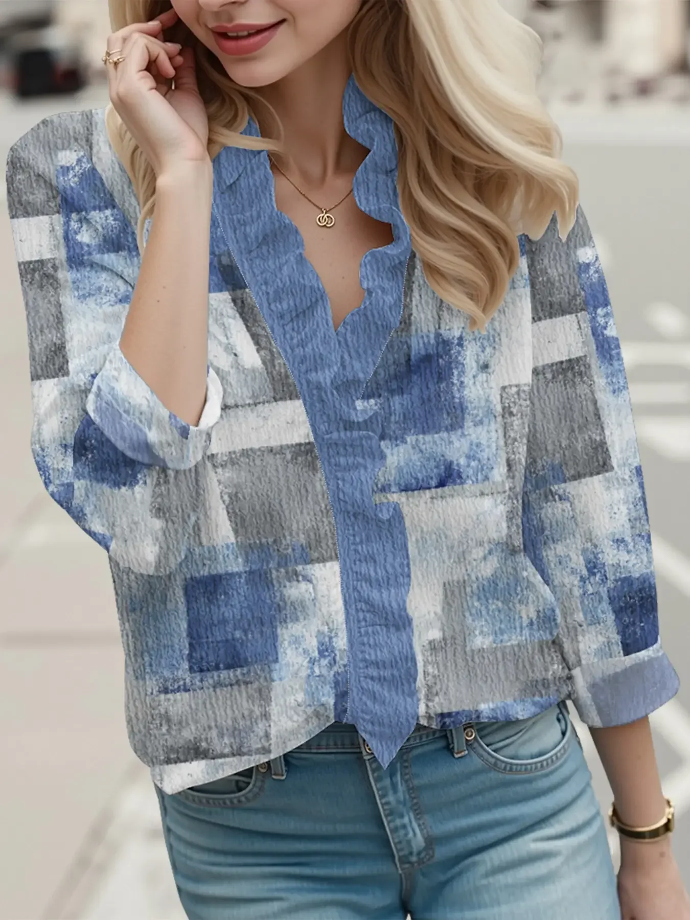 Ladies' European and American style blue/white/gray soldier style checkered printed V-neck shirt
Ladies' European and American style blue/white/gray soldier style checkered printed V-neck shirt